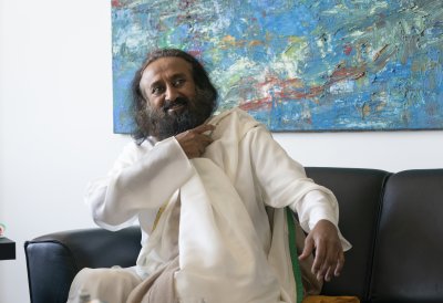Ministerpräsident Laschet begrüßt den internationalen Friedensbotschafter Sri Sri Ravi Shankar im Landeshaus