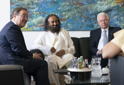 Ministerpräsident Laschet begrüßt den internationalen Friedensbotschafter Sri Sri Ravi Shankar im Landeshaus