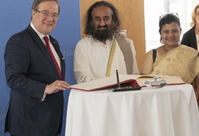 Ministerpräsident Laschet begrüßt den internationalen Friedensbotschafter Sri Sri Ravi Shankar im Landeshaus