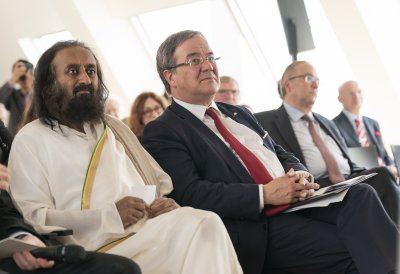 Ministerpräsident Laschet begrüßt den internationalen Friedensbotschafter Sri Sri Ravi Shankar im Landeshaus