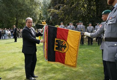Ministerpräsident Armin Laschet verleiht das Fahnenband des Landes an die Panzerbrigade 21 „Lipperland“ der Bundeswehr in Detmold