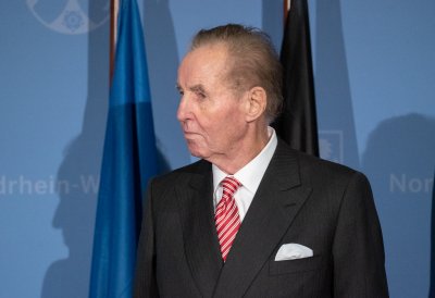 Ministerpräsident Laschet händigt engagierten Bürgern den Bundesverdienstorden aus