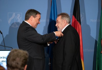 Ministerpräsident Laschet händigt engagierten Bürgern den Bundesverdienstorden aus