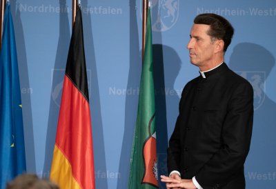 Ministerpräsident Laschet händigt engagierten Bürgern den Bundesverdienstorden aus