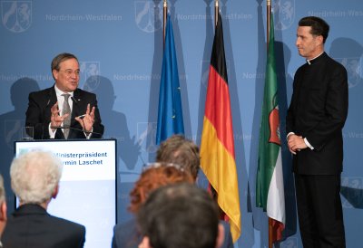 Ministerpräsident Laschet händigt engagierten Bürgern den Bundesverdienstorden aus