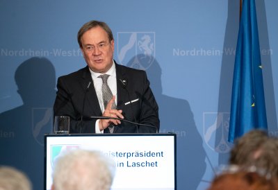 Ministerpräsident Laschet händigt engagierten Bürgern den Bundesverdienstorden aus