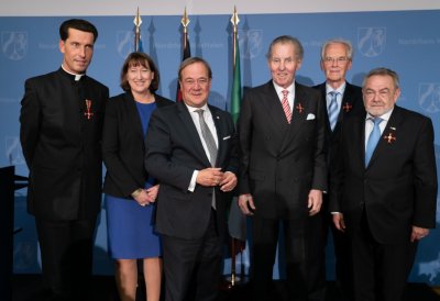 Ministerpräsident Laschet händigt engagierten Bürgern den Bundesverdienstorden aus