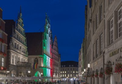 Nordrhein-Westfalen leuchtet: Zum 74. Landesgeburtstag erstrahlen historische Bauwerke in den Landesfarben