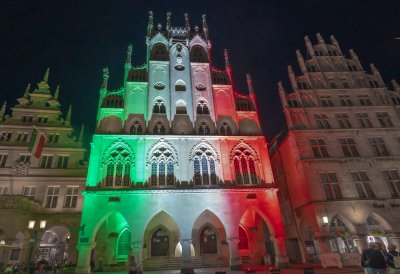 Nordrhein-Westfalen leuchtet: Zum 74. Landesgeburtstag erstrahlen historische Bauwerke in den Landesfarben