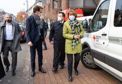 Ministerpräsident Wüst und Oberbürgermeisterin Reker besuchen mobiles Impfangebot in Köln Kalk