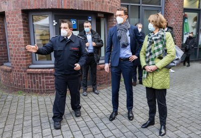 Ministerpräsident Wüst und Oberbürgermeisterin Reker besuchen mobiles Impfangebot in Köln Kalk
