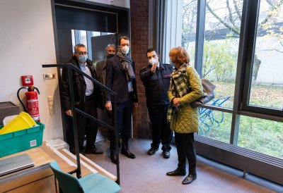 Ministerpräsident Wüst und Oberbürgermeisterin Reker besuchen mobiles Impfangebot in Köln Kalk