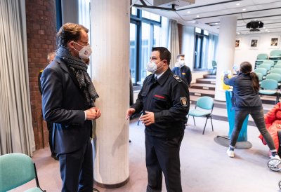 Ministerpräsident Wüst und Oberbürgermeisterin Reker besuchen mobiles Impfangebot in Köln Kalk