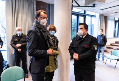 Ministerpräsident Wüst und Oberbürgermeisterin Reker besuchen mobiles Impfangebot in Köln Kalk