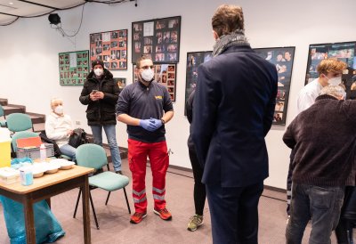 Ministerpräsident Wüst und Oberbürgermeisterin Reker besuchen mobiles Impfangebot in Köln Kalk