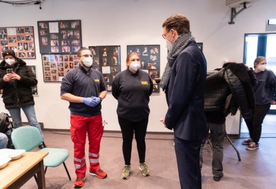 Ministerpräsident Wüst und Oberbürgermeisterin Reker besuchen mobiles Impfangebot in Köln Kalk