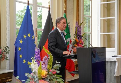 Ministerpräsident Armin Laschet verleiht den Verdienstorden des Landes Nordrhein-Westfalen an elf Bürgerinnen und Bürger