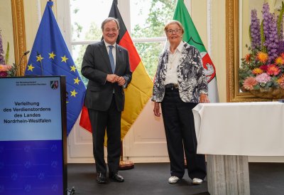 Ministerpräsident Armin Laschet verleiht den Verdienstorden des Landes Nordrhein-Westfalen an elf Bürgerinnen und Bürger
