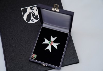 Ministerpräsident Armin Laschet verleiht den Verdienstorden des Landes Nordrhein-Westfalen an elf Bürgerinnen und Bürger