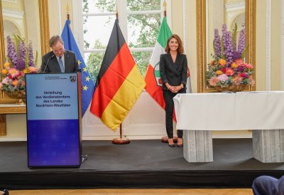 Ministerpräsident Armin Laschet verleiht den Verdienstorden des Landes Nordrhein-Westfalen an elf Bürgerinnen und Bürger