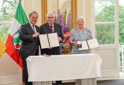 Ministerpräsident Armin Laschet verleiht den Verdienstorden des Landes Nordrhein-Westfalen an elf Bürgerinnen und Bürger
