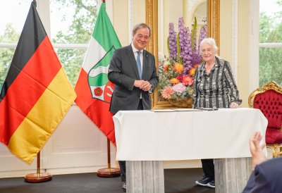 Ministerpräsident Armin Laschet verleiht den Verdienstorden des Landes Nordrhein-Westfalen an elf Bürgerinnen und Bürger