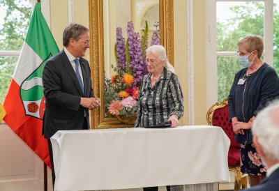 Ministerpräsident Armin Laschet verleiht den Verdienstorden des Landes Nordrhein-Westfalen an elf Bürgerinnen und Bürger
