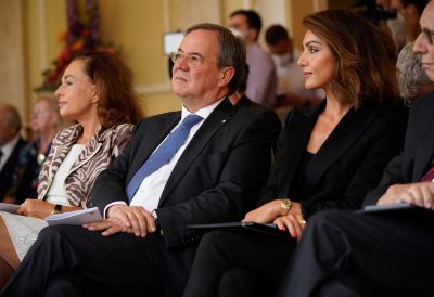 Ministerpräsident Armin Laschet verleiht den Verdienstorden des Landes Nordrhein-Westfalen an elf Bürgerinnen und Bürger