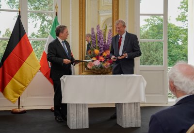 Ministerpräsident Armin Laschet verleiht den Verdienstorden des Landes Nordrhein-Westfalen an elf Bürgerinnen und Bürger