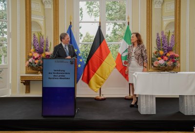 Ministerpräsident Armin Laschet verleiht den Verdienstorden des Landes Nordrhein-Westfalen an elf Bürgerinnen und Bürger