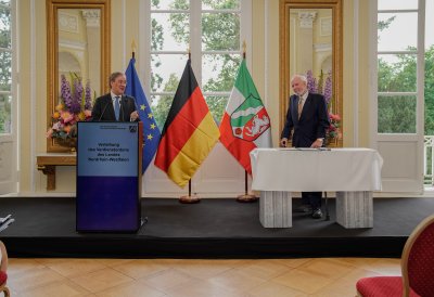 Ministerpräsident Armin Laschet verleiht den Verdienstorden des Landes Nordrhein-Westfalen an elf Bürgerinnen und Bürger