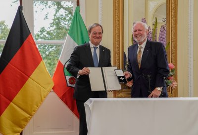 Ministerpräsident Armin Laschet verleiht den Verdienstorden des Landes Nordrhein-Westfalen an elf Bürgerinnen und Bürger