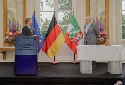 Ministerpräsident Armin Laschet verleiht den Verdienstorden des Landes Nordrhein-Westfalen an elf Bürgerinnen und Bürger