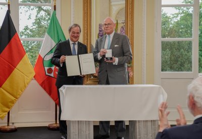 Ministerpräsident Armin Laschet verleiht den Verdienstorden des Landes Nordrhein-Westfalen an elf Bürgerinnen und Bürger