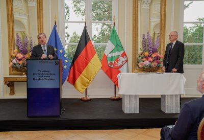 Ministerpräsident Armin Laschet verleiht den Verdienstorden des Landes Nordrhein-Westfalen an elf Bürgerinnen und Bürger