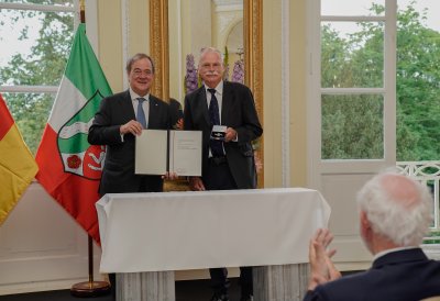 Ministerpräsident Armin Laschet verleiht den Verdienstorden des Landes Nordrhein-Westfalen an elf Bürgerinnen und Bürger