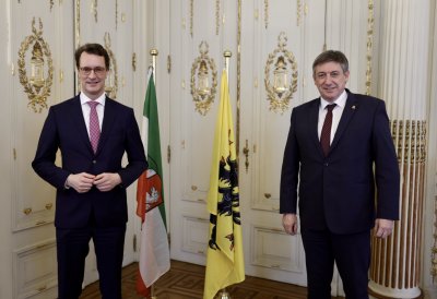 Gruppenfoto vor Flaggen