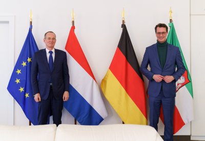 Gruppenfoto vort Flaggen