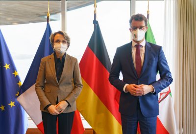 Gemeinsames Foto vor Flaggen