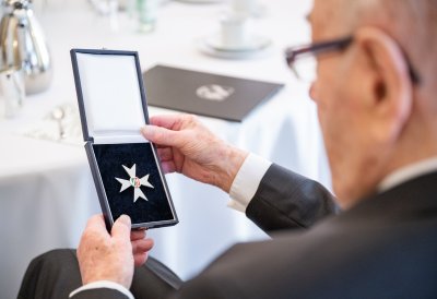 Ministerpräsident Wüst ehrt Heinz Becker aus Steinheim mit dem Landesverdienstorden