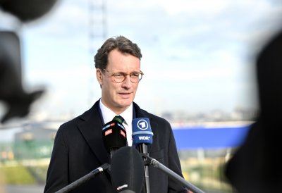 Ministerpräsident Hendrik Wüst besucht das LNG-Terminal in Zeebrugge