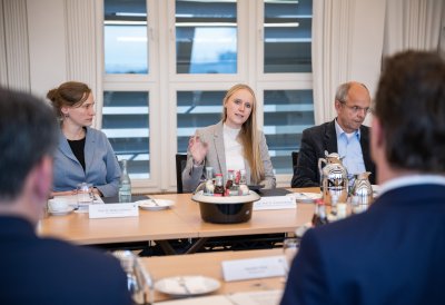 Ministerpräsident Hendrik Wüst im Austausch mit Einsamkeitsexperten der Enquetekommission Einsamkeit