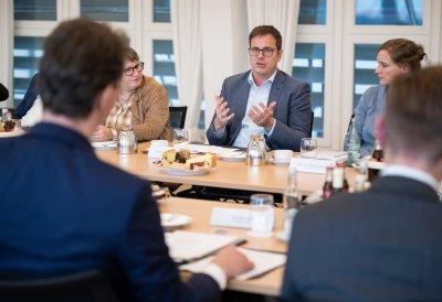 Ministerpräsident Hendrik Wüst im Austausch mit Einsamkeitsexperten der Enquetekommission Einsamkeit