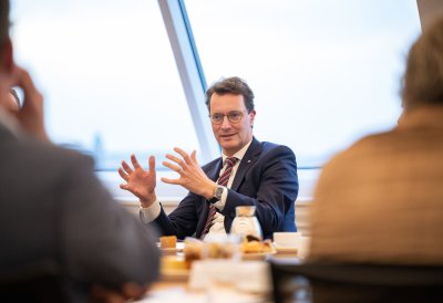 Ministerpräsident Hendrik Wüst im Austausch mit Einsamkeitsexperten der Enquetekommission Einsamkeit