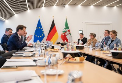 Ministerpräsident Hendrik Wüst im Austausch mit Einsamkeitsexperten der Enquetekommission Einsamkeit