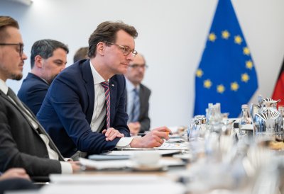 Ministerpräsident Hendrik Wüst im Austausch mit Einsamkeitsexperten der Enquetekommission Einsamkeit