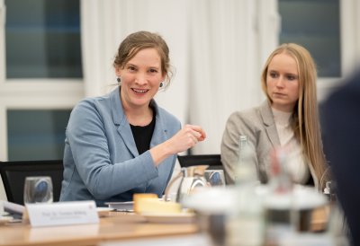 Ministerpräsident Hendrik Wüst im Austausch mit Einsamkeitsexperten der Enquetekommission Einsamkeit