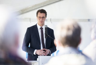 Ministerpräsident Hendrik Wüst besucht das Duisburg Gateway Terminal 