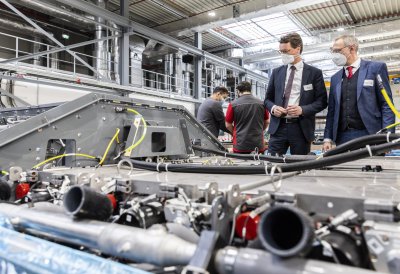 Ministerpräsident Hendrik Wüst besucht Cummins Hydrogenics in Herten