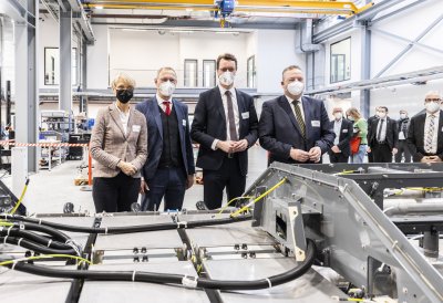 Ministerpräsident Hendrik Wüst besucht Cummins Hydrogenics in Herten